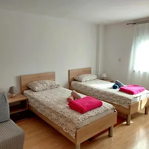 Dina , Pula Kroatië